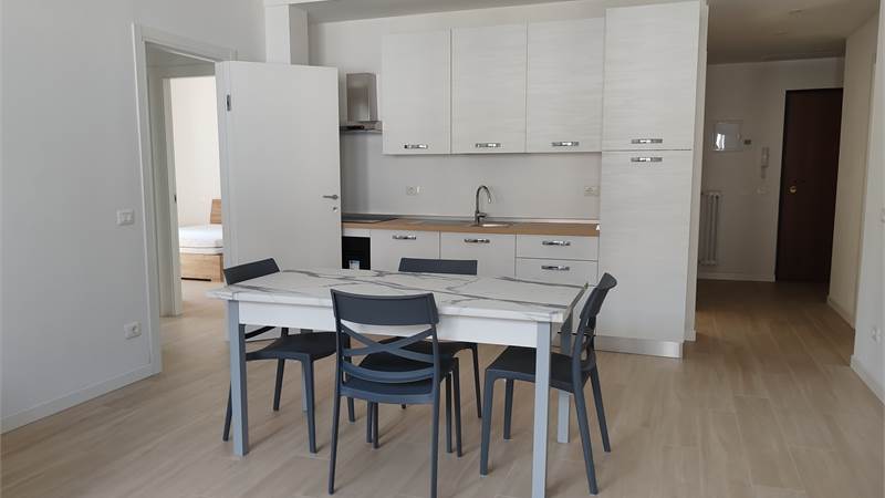 QUADRILOCALE RISTRUTTURATO CON BOX AUTO IN BORGO ROMA