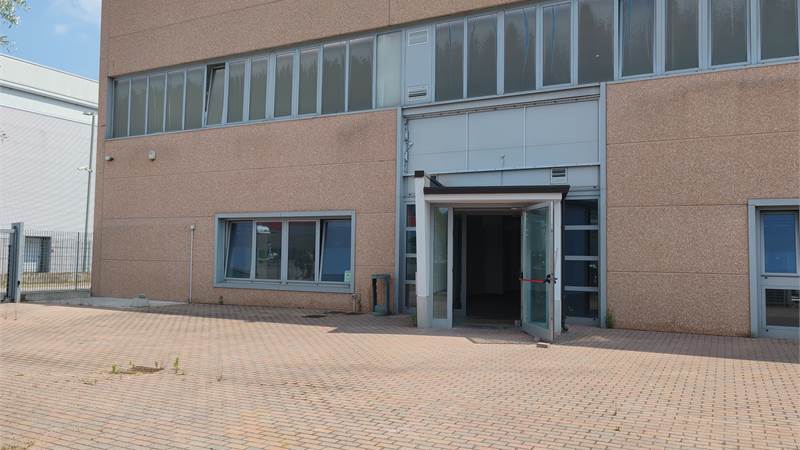 VENDESI LABORATORIO CON UFFICI E CORTE ESCLUSIVA COMPLETAMENTE RISTRUTTURATO!